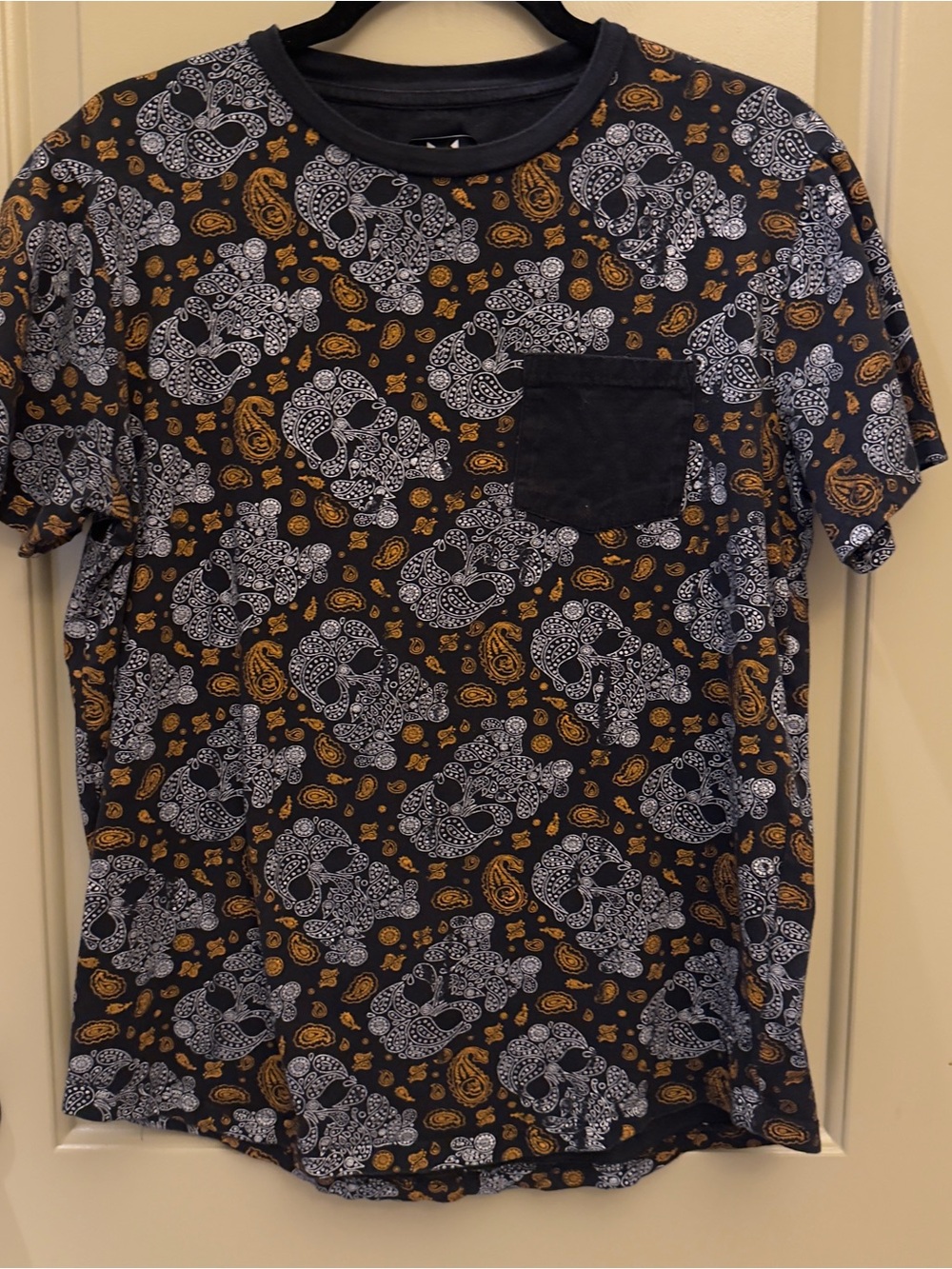 Men's Black Skull Paisley Pocket Tee - Short Sleeve Casual Shirt. Size Medium